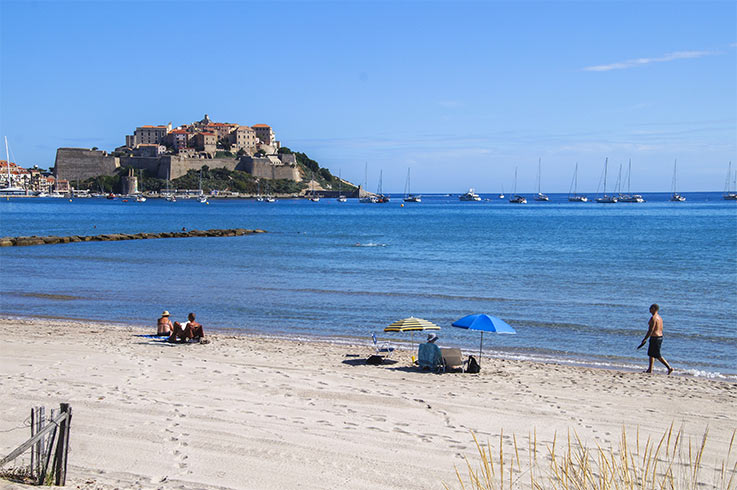 camping Corse situé au bord de la plage