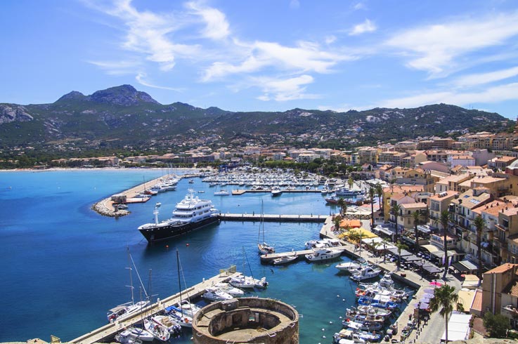 ferry en Calvi près camping Corse