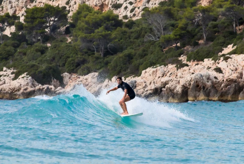 Surf en Corse : les meilleurs spots par niveau et saison